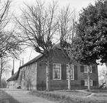 843105 Gezicht op de voor- en zijgevel van boerderij Zuivellust, vermoedelijk aan de Slootdijk te Loenen.N.B. De foto ...